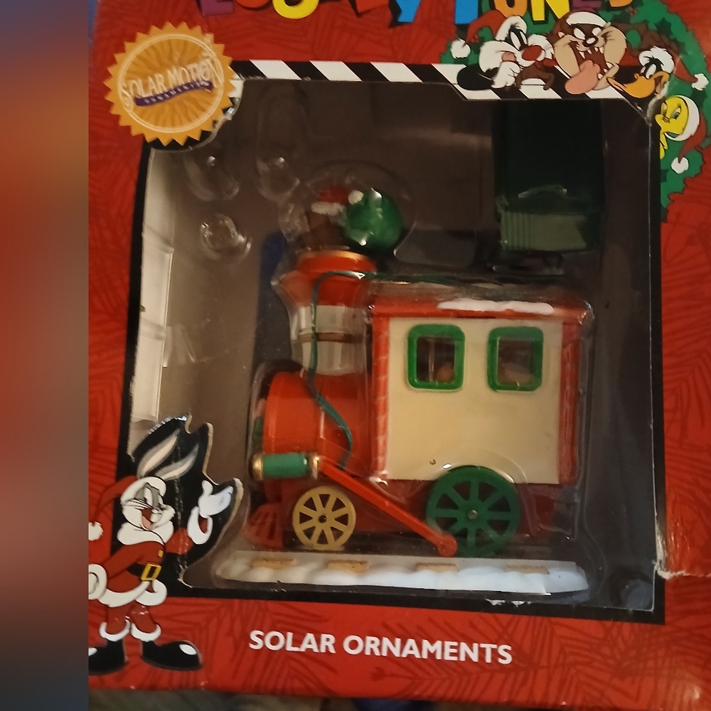 new loomey tunes solar motion ornament